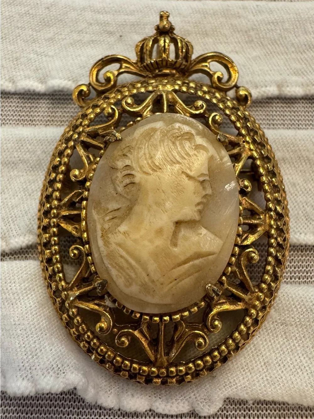 Vintage Signed FLORENZA Crown Cameo Brooch Pendant Gold Tone Ornate Filigree